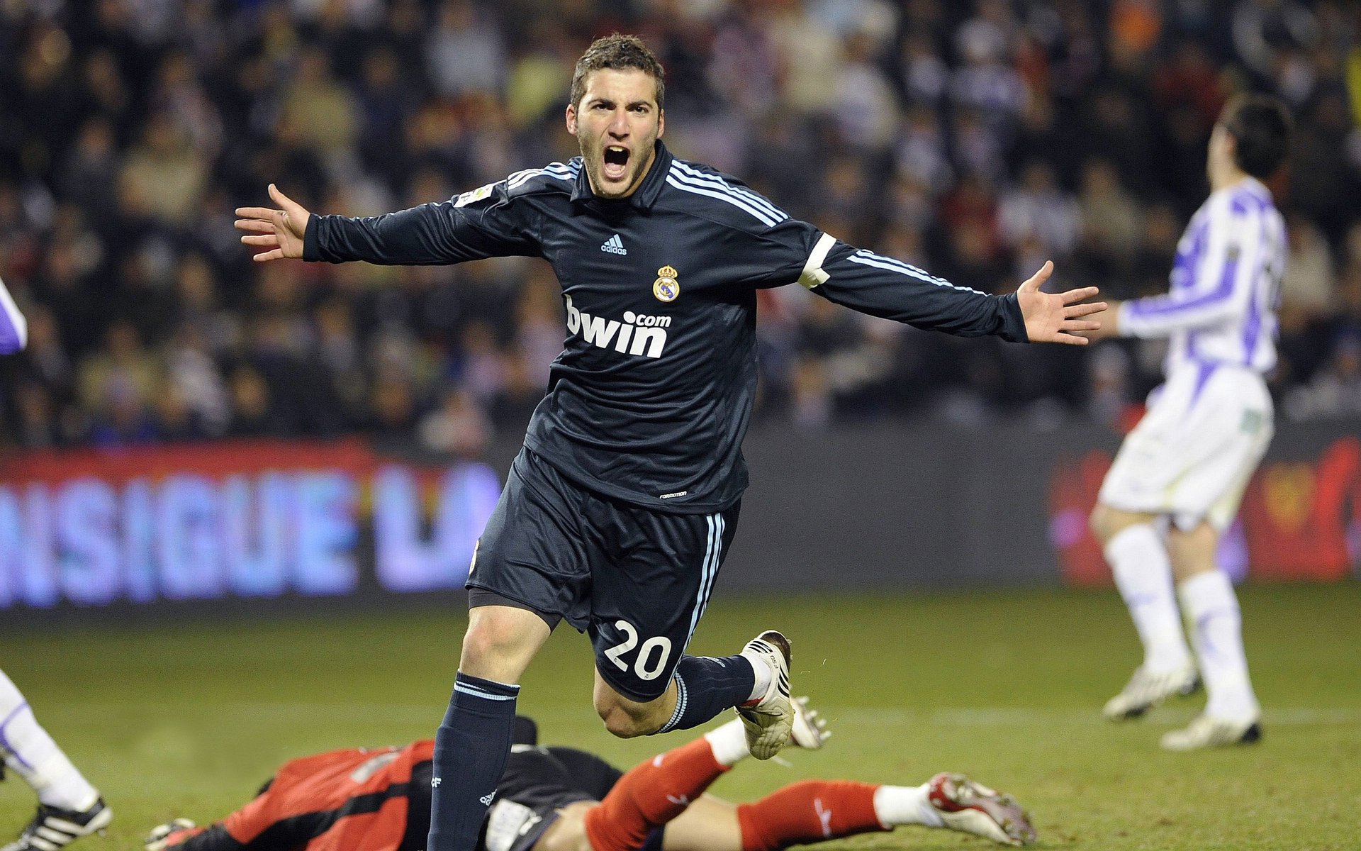 奥亚尔萨瓦尔爆发，牙买加横扫日本，足球世界的多元爆发与战术革命