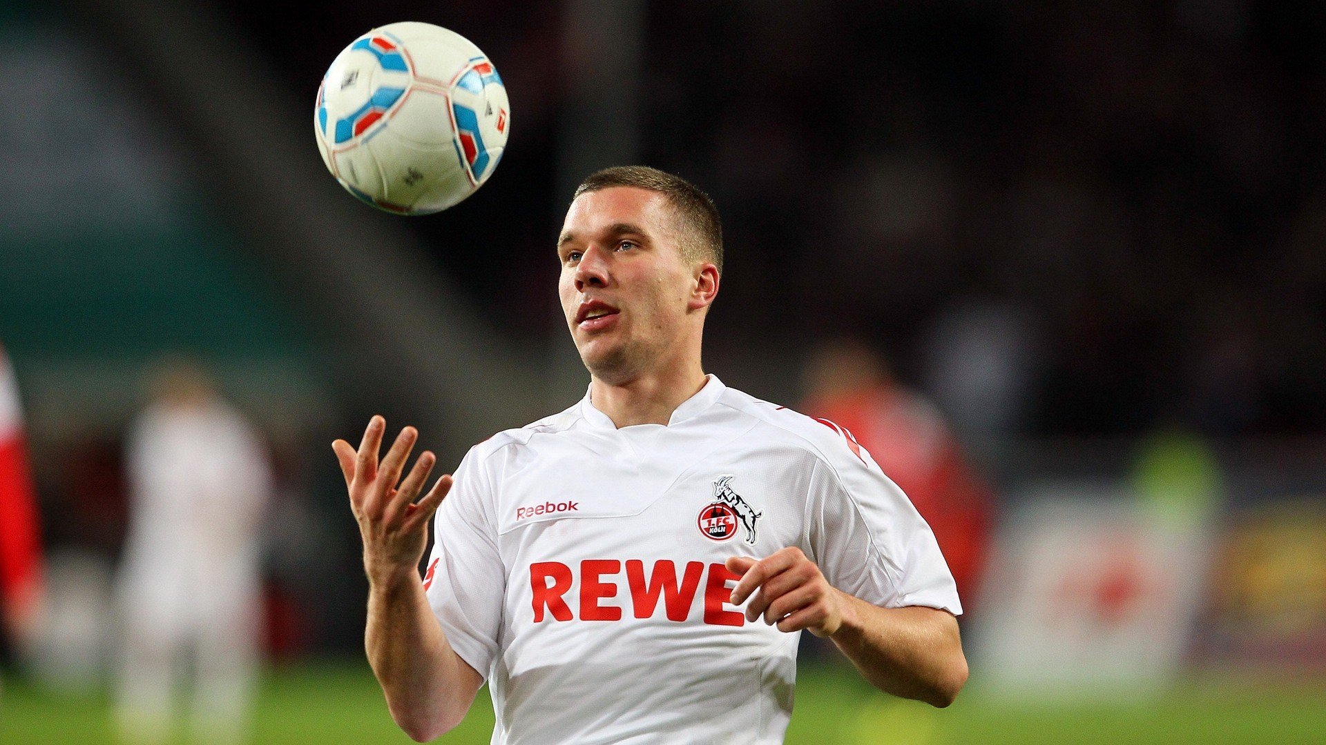 赛道与球场，当F1争冠之夜遇见詹姆斯的统治力